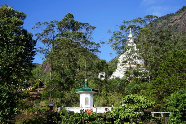 Zwei Stupas in der Nähe des Damms — Stockfoto