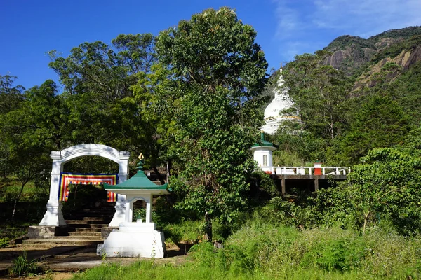 Deux stupas près du pic d'Adam — Photo