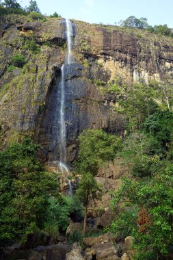 Yüksek şelale ve rock