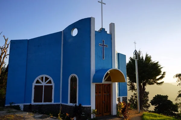 Iglesia católica con cruz —  Fotos de Stock