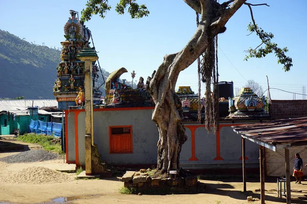 Старый индуистский храм в деревне — стоковое фото