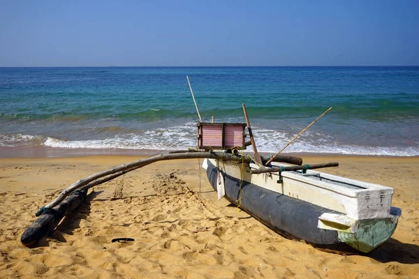 Båt på sandstranden — Stockfoto