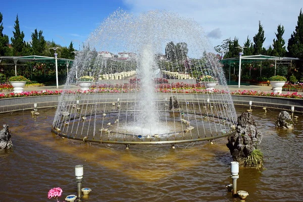 Fountain in Flower Garden — Stock Photo, Image