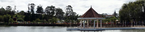 Lago en jardín de flores — Foto de Stock