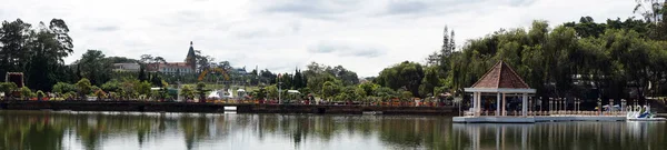 Lago en jardín de flores —  Fotos de Stock