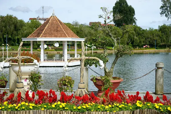 Lago no jardim de flores — Fotografia de Stock