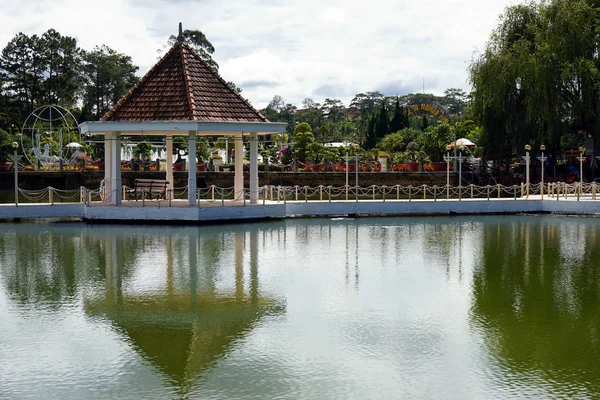 Lake in Flower Garden — Stock Photo, Image