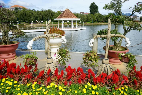 Lago nel giardino dei fiori — Foto Stock