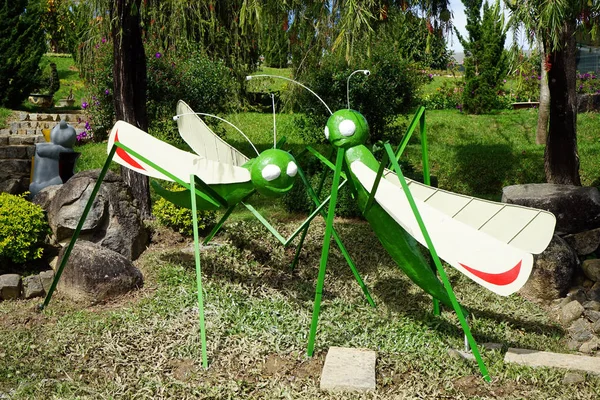 Gräshoppor i blomma trädgård — Stockfoto