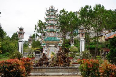 Linh oğlu Pagoda iç avluda