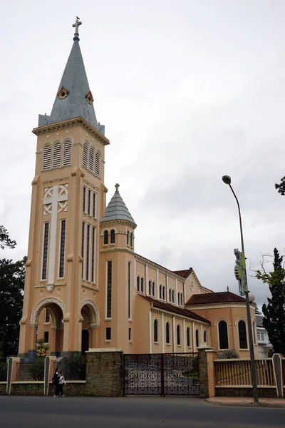 Catedral de Dalat e rua — Fotografia de Stock