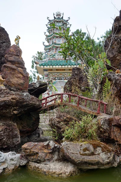 Fontaine dans la pagode Linh Son — Photo