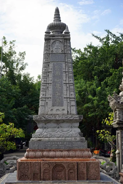 Monumento in Long Son Pagoda — Foto Stock