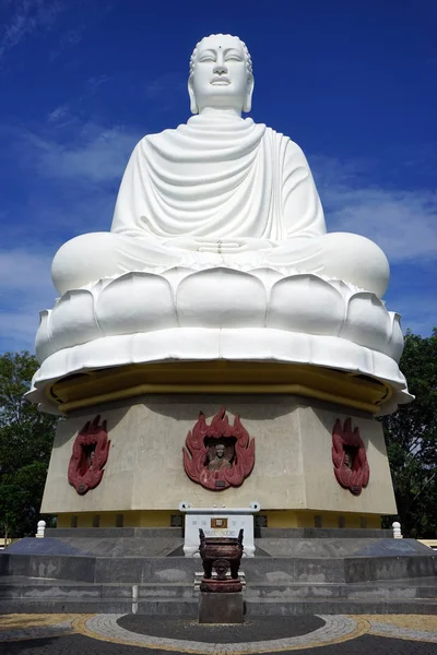 Stor vit buddha — Stockfoto