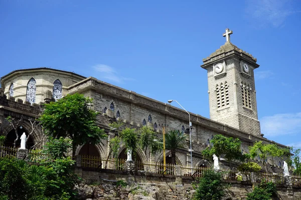 Catedral com torre de relógio — Fotografia de Stock