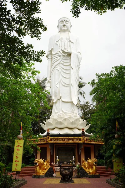Buddha in piedi nel monastero — Foto Stock