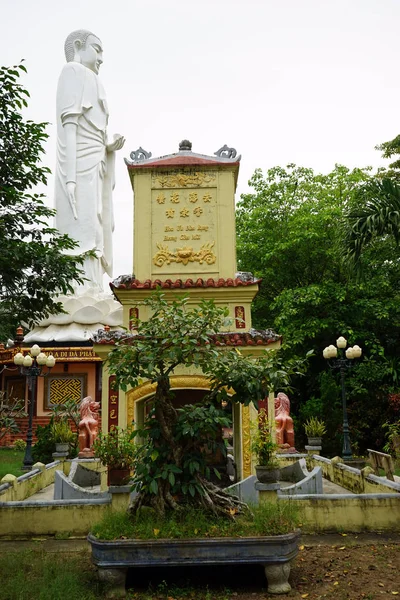Стоящий Будда в монастыре — стоковое фото