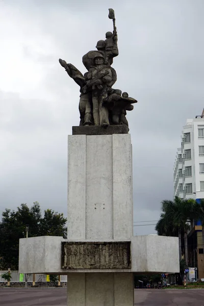 Памятник на высоком постаменте — стоковое фото