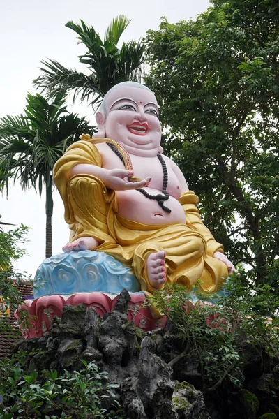 Lachende Boeddha en bomen — Stockfoto
