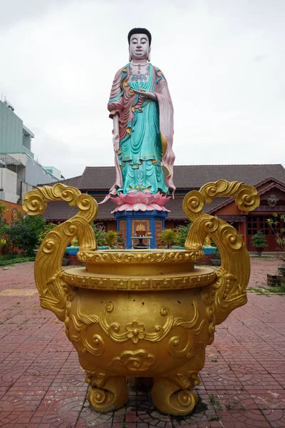 Vaso dourado e Buda — Fotografia de Stock