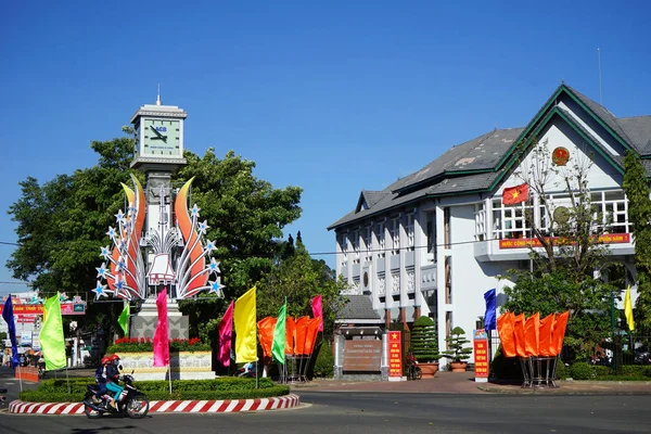 Tour de l'horloge dans la rue — Photo