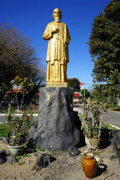 Statue dorée de l'évêque — Photo