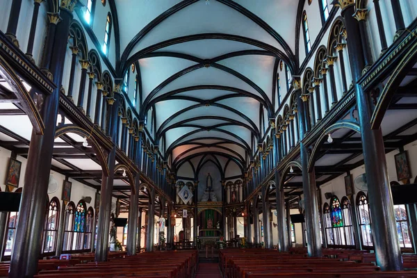 Dentro da igreja de madeira — Fotografia de Stock