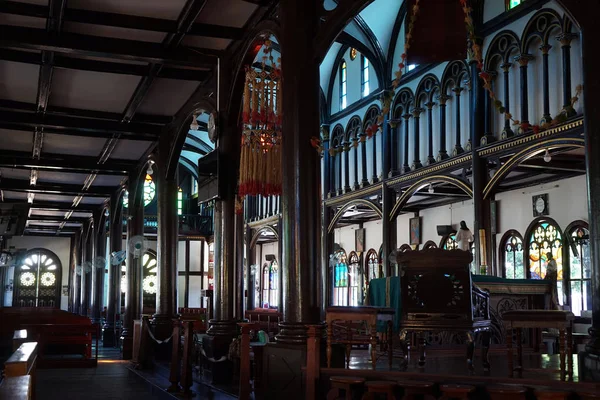 Dentro da igreja de madeira — Fotografia de Stock