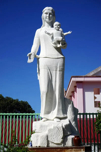 Estatua de mujer y bebé —  Fotos de Stock