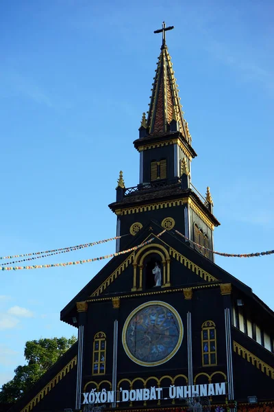 Топ Kon Tum дерев'яні церкви — стокове фото