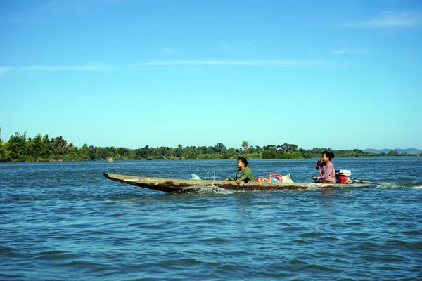 Duas mulheres no barco — Fotografia de Stock