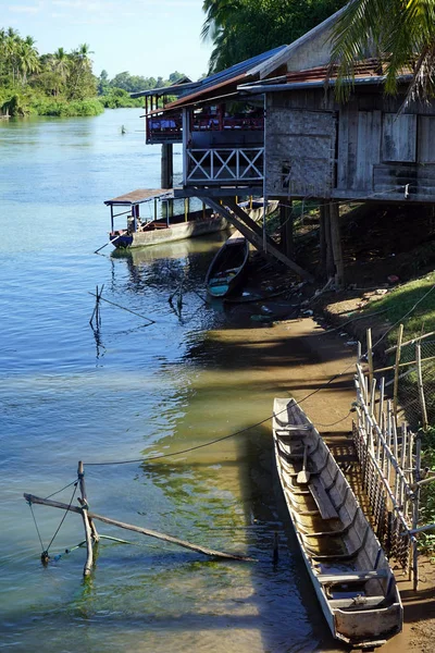 Barche e casa — Foto Stock