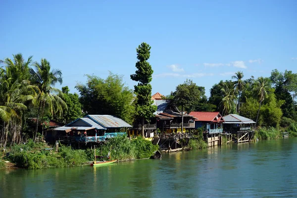 Huizen aan de oever van de Mekong — Stockfoto