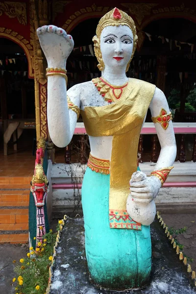 Скульптура возле храма — стоковое фото