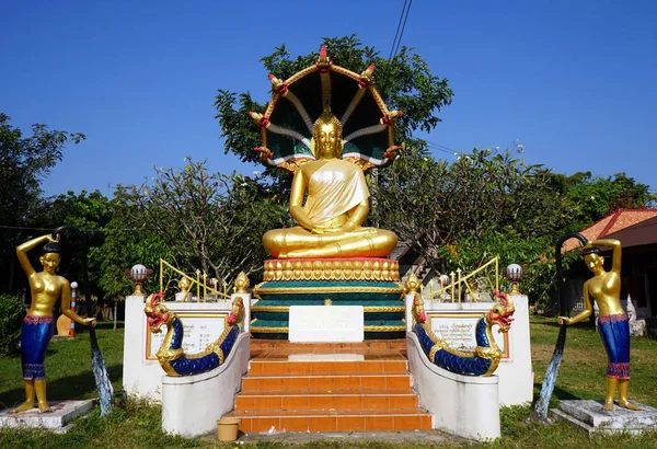 Buda de oro en wat — Foto de Stock