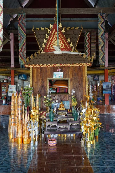 Dentro do templo budista — Fotografia de Stock