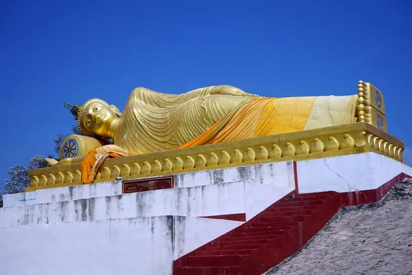 Золотой Будда и небо — стоковое фото