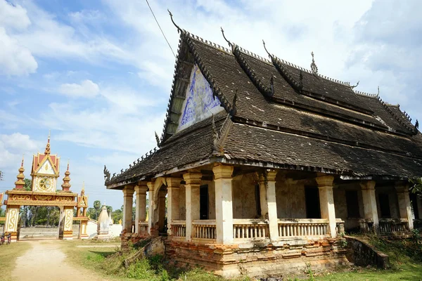 Gate and temple — Stock Photo, Image