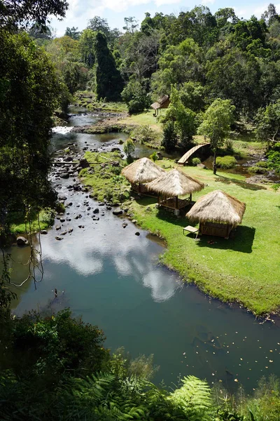 川とラオスの小屋 — ストック写真