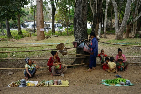 Mujeres y niños en el pueblo — Foto de Stock