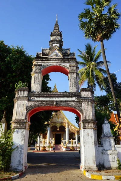 Gate in Wat Sainyaphum — Stockfoto