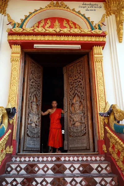 Monk in Wat Sainyaphum — Stock Photo, Image