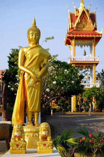 Golden Buddha and drum tower — Stock Photo, Image