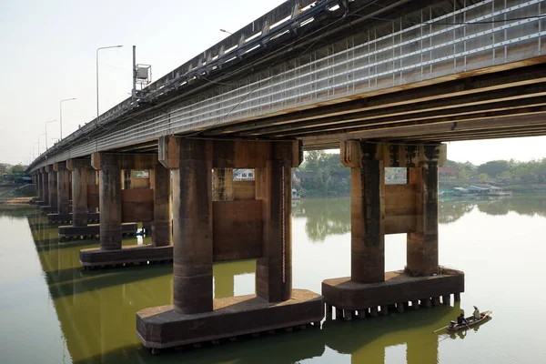 Ponte di cemento sul fiume — Foto Stock