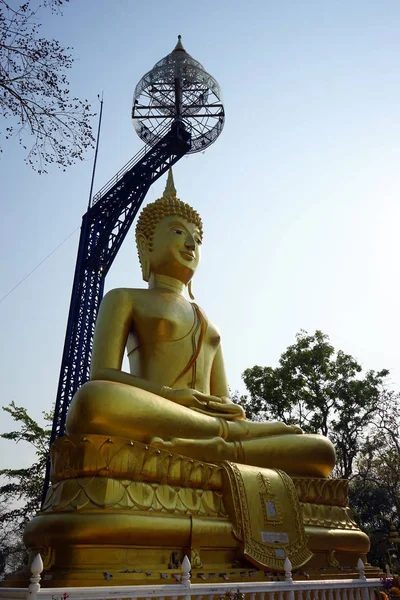 Sittande gyllene Buddha — Stockfoto