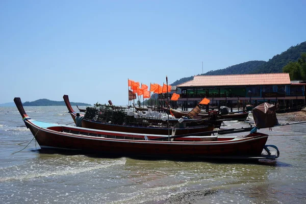 Fiskebåtar nära ön Koh Lanta — Stockfoto