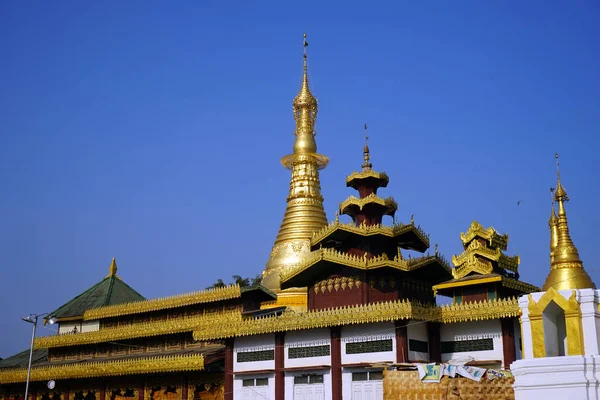 Arany sztúpa a tetőn pagoda — Stock Fotó