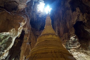 Mağarada stupa