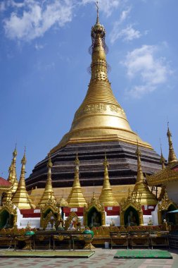 Yüksek stupa Myanmar