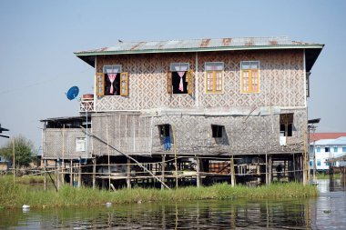 Myanmar ahşap ev